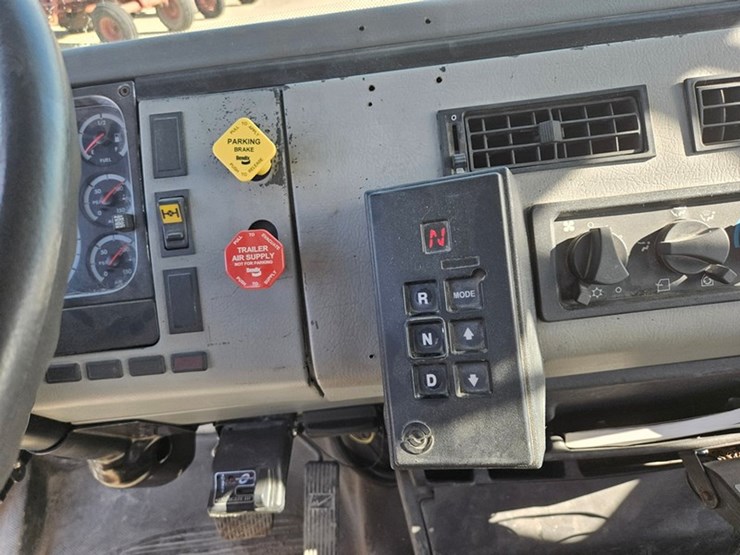 2002-freightliner-fl80-image-60