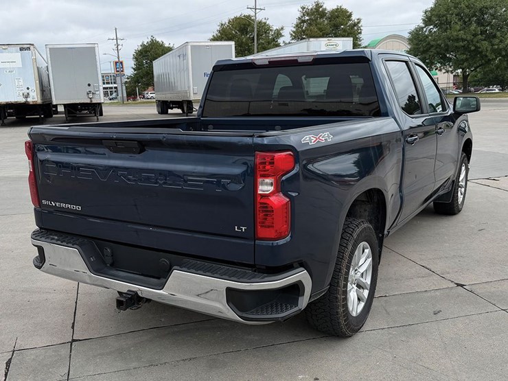 2021-chevrolet-silverado-1500-lt-image-2