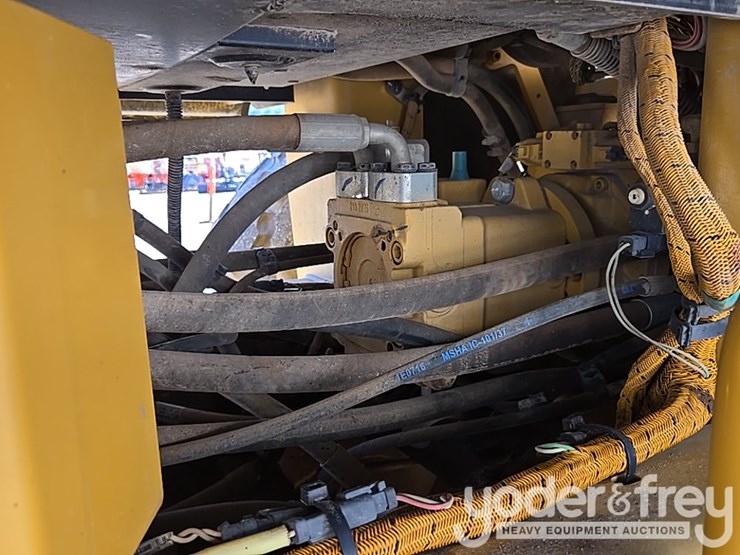 2020-caterpillar-cs56b-image-27