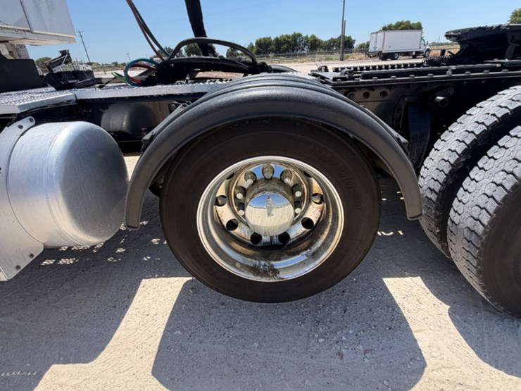 2020-peterbilt-389-image-19