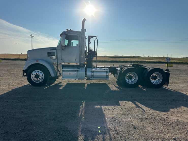 2015-freightliner-coronado-122-sd-image-7