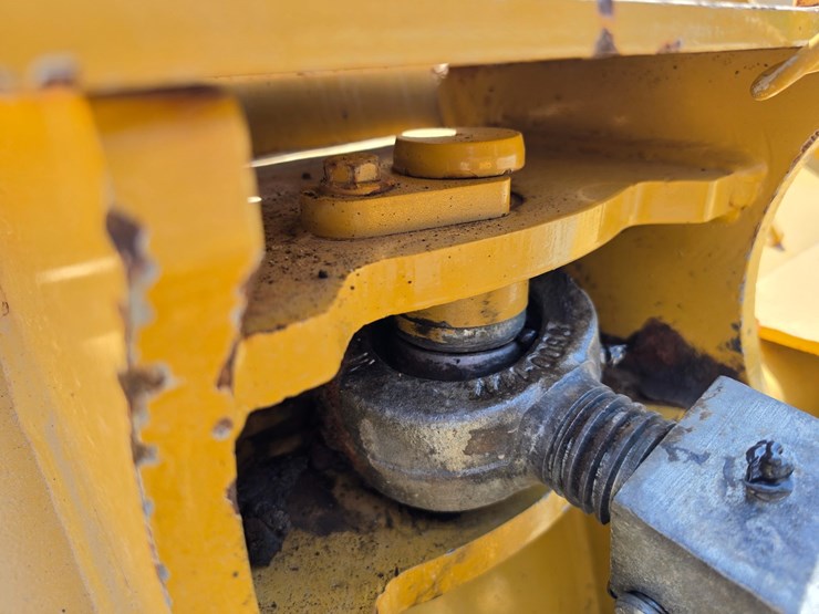 2016-caterpillar-d6k2-lgp-image-75