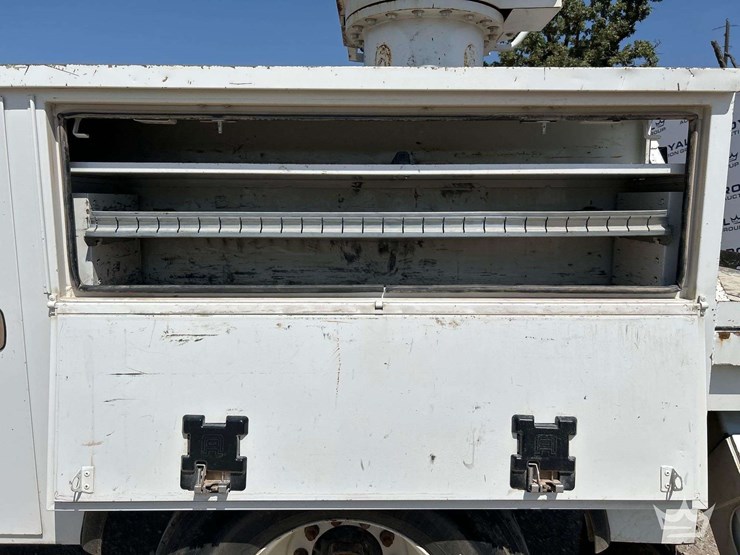 2019-freightliner-m2-106-image-19