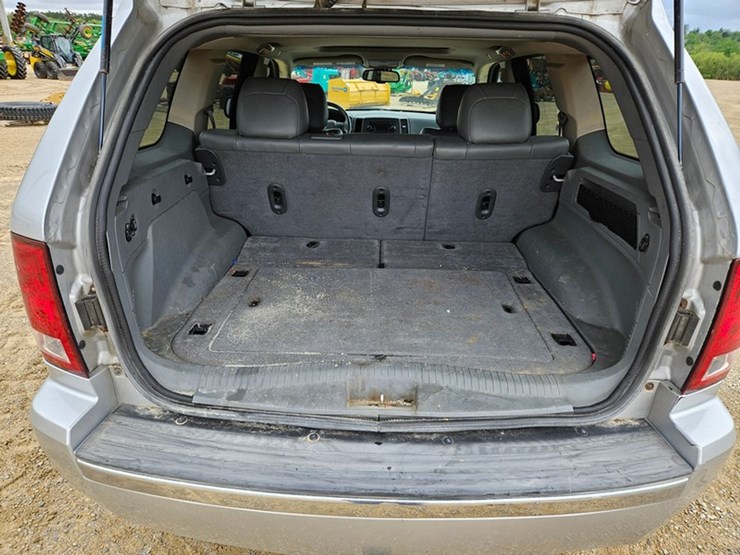 #60-•-2007-jeep-sport-utility-sedan-image-17