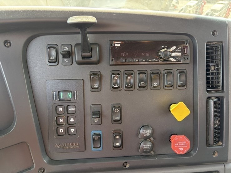2018-freightliner-108sd-image-35