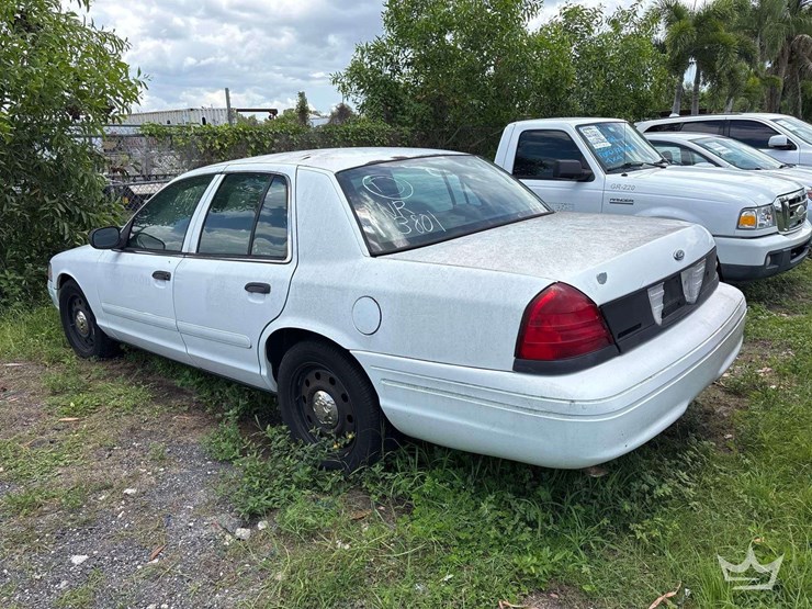 2003-ford-crown-victoria-sedan-image-4
