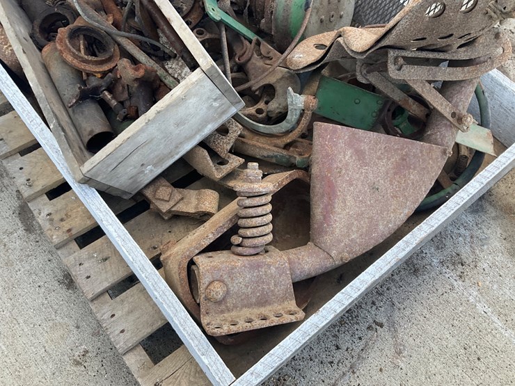 #5015-•-1-pallet-lot-of-vintage-tractor-&-agricultural-implement-parts-image-7