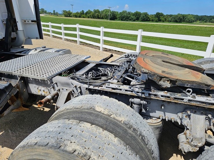 #65-•-2012-volvo-vnl-day-cab-tandem-axle-semi-tractor-image-16