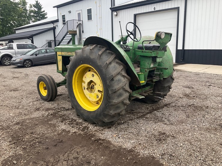 1958-john-deere-820-image-3