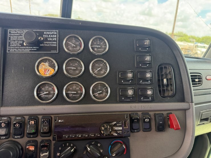 2019-peterbilt-389-image-12