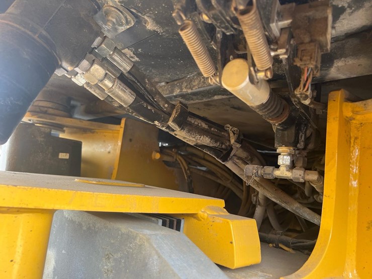 2020-deere-344l-image-18