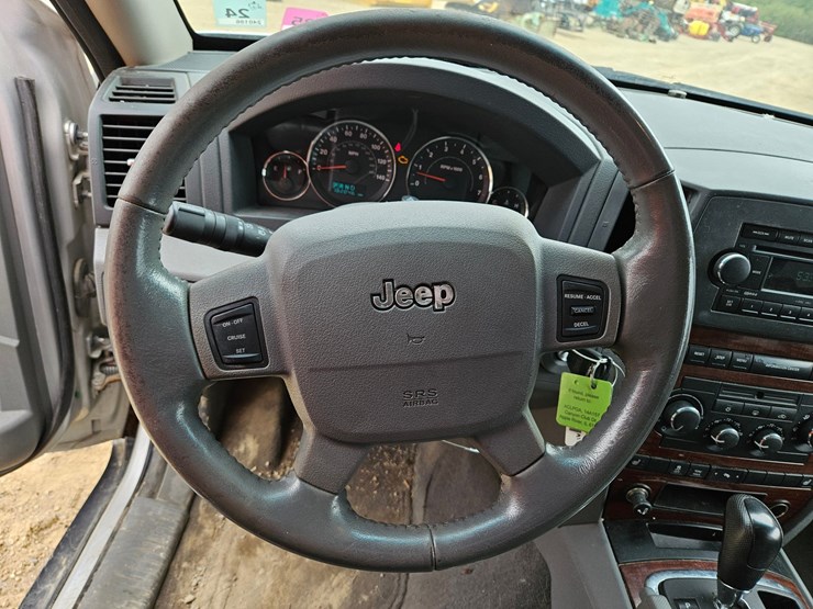 #60-•-2007-jeep-sport-utility-sedan-image-71