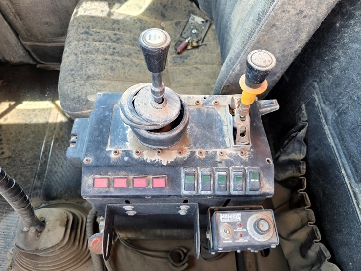 2003-mack-rd688s-image-12