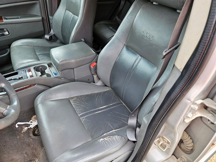 #60-•-2007-jeep-sport-utility-sedan-image-25