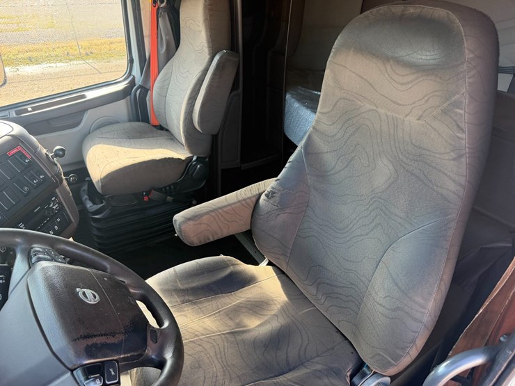 2016-volvo-vnl64t670-image-11