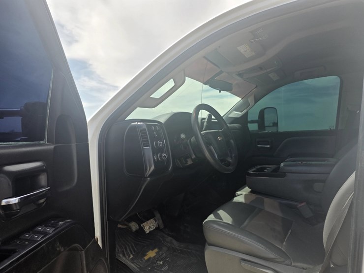 2022-chevrolet-silverado-5500hd-image-9