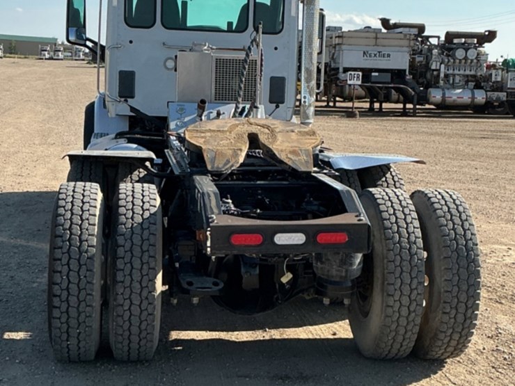 2019-peterbilt-567-image-6