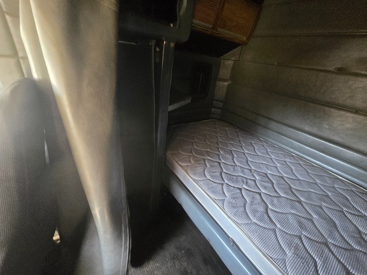 1995-peterbilt-379-image-66