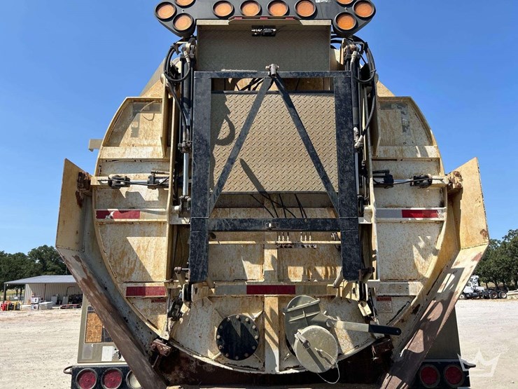2015-freightliner-114sd-image-25