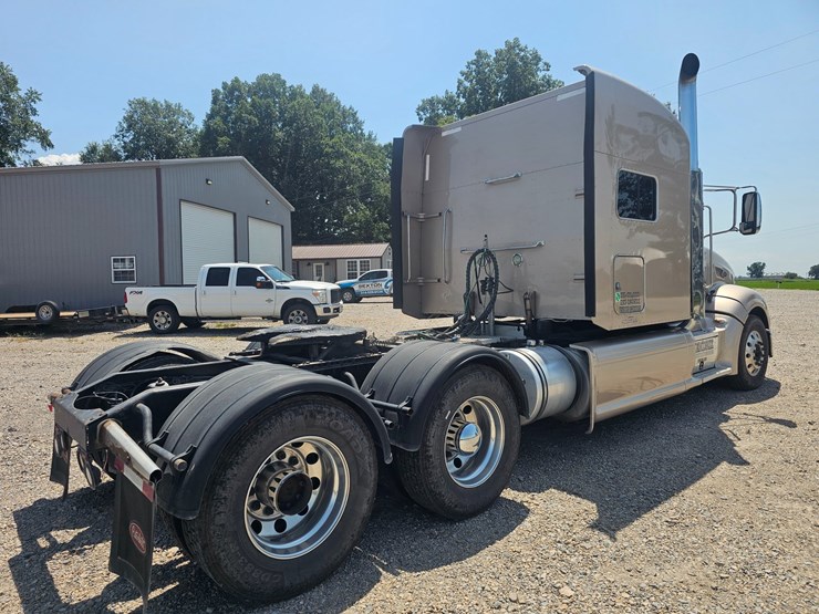 2015-peterbilt-386-image-14