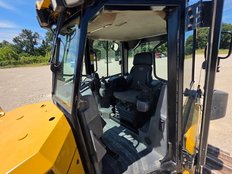 2016-caterpillar-d6k2-lgp-image-21
