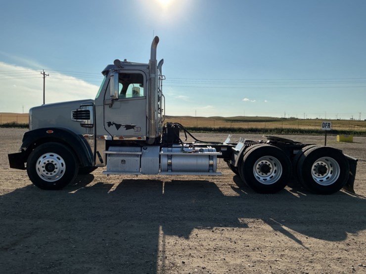 2013-freightliner-coronado-122-sd-image-8