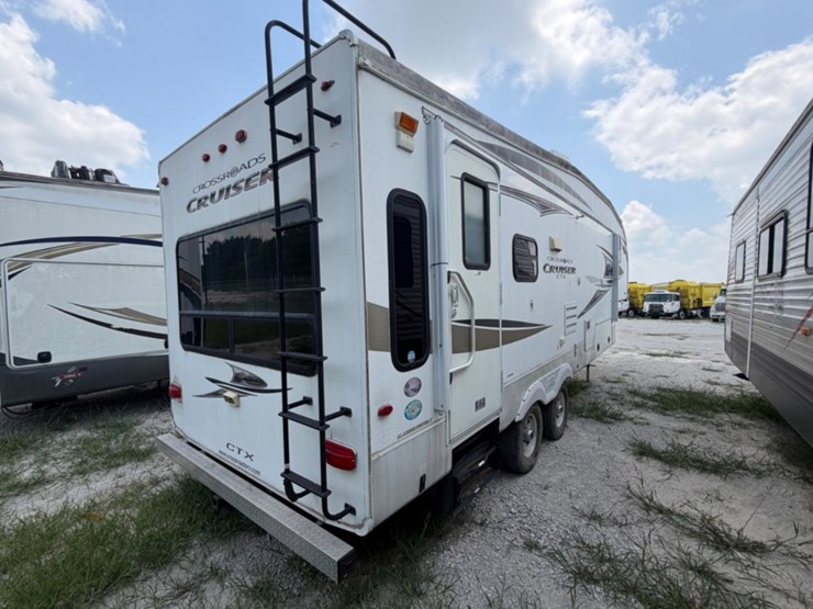 2011-crossroads-cruiser-ctx-fifth-wheel-image-4