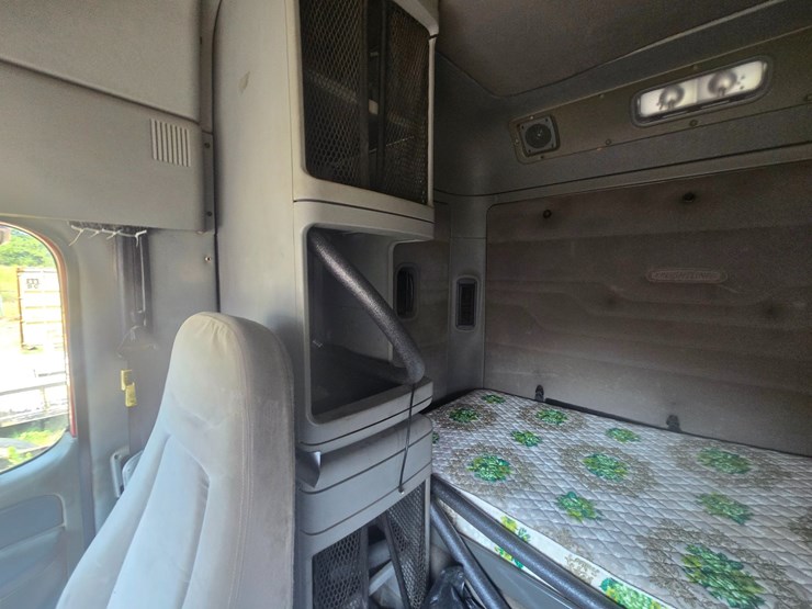 2003-freightliner-columbia-120-image-50