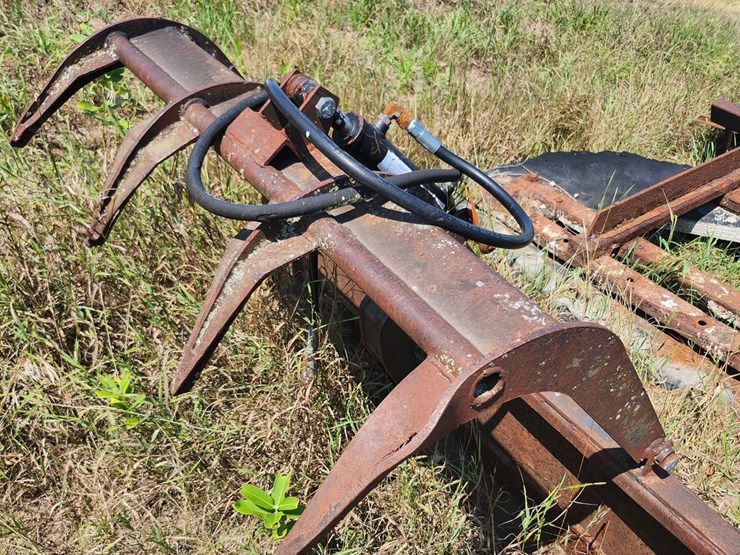 #2833-•-hydraulic-grapple-attachment-image-4