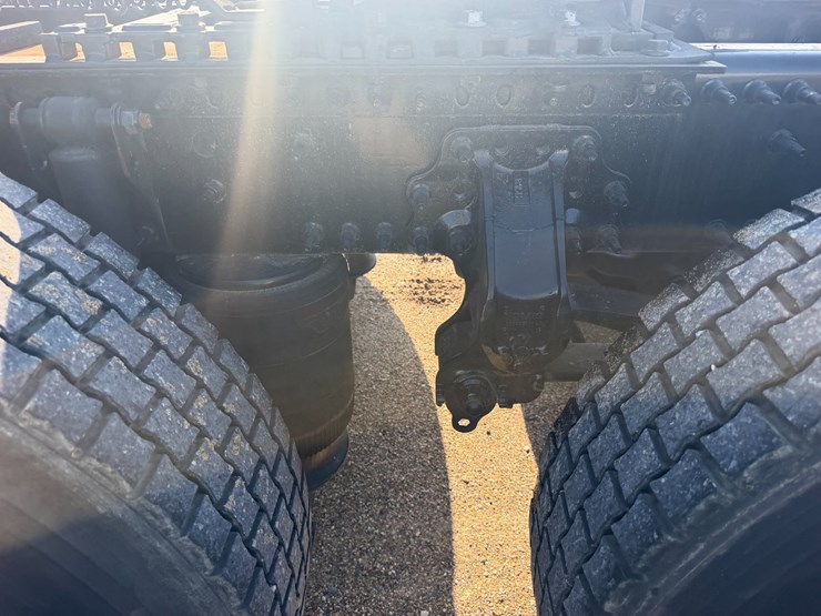 2019-volvo-vnl64t670-image-7