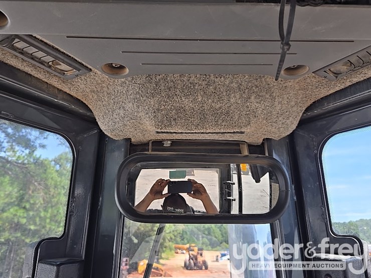 2018-deere-850k-image-54
