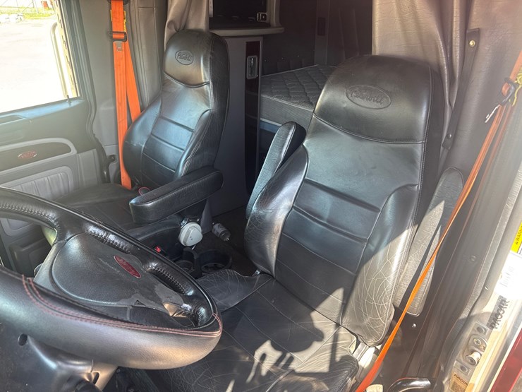 2021-peterbilt-389-image-17