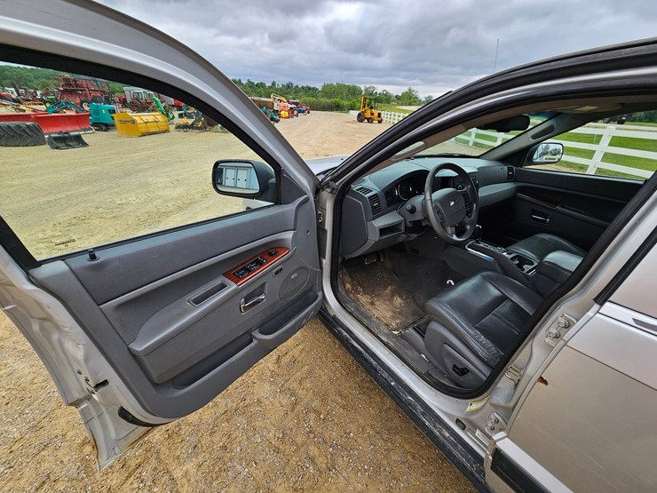 #60-•-2007-jeep-sport-utility-sedan-image-58