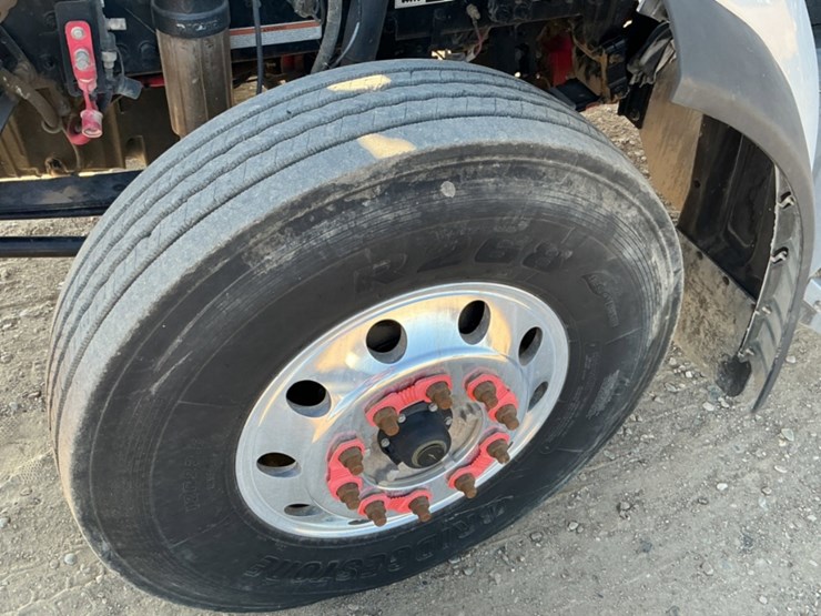 2019-peterbilt-567-image-12