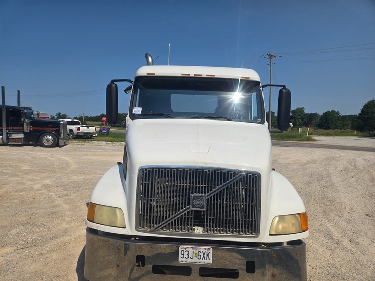 1999-volvo-vn-image-23