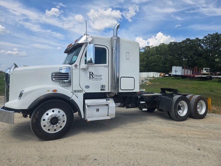2017-freightliner-122sd-image-4