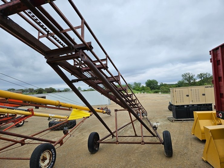 new-holland-131-image-13