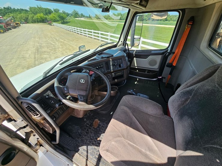 #65-•-2012-volvo-vnl-day-cab-tandem-axle-semi-tractor-image-41