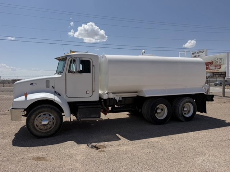 2000-peterbilt-330-image-1