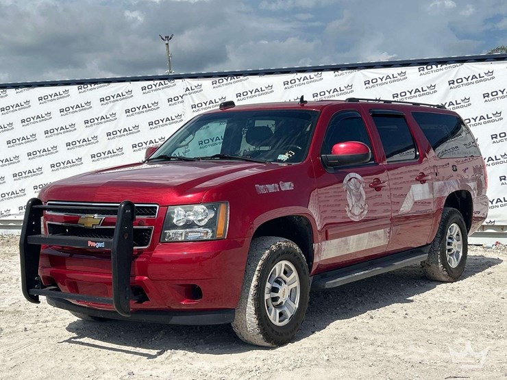 2013-chevrolet-suburban-image-1