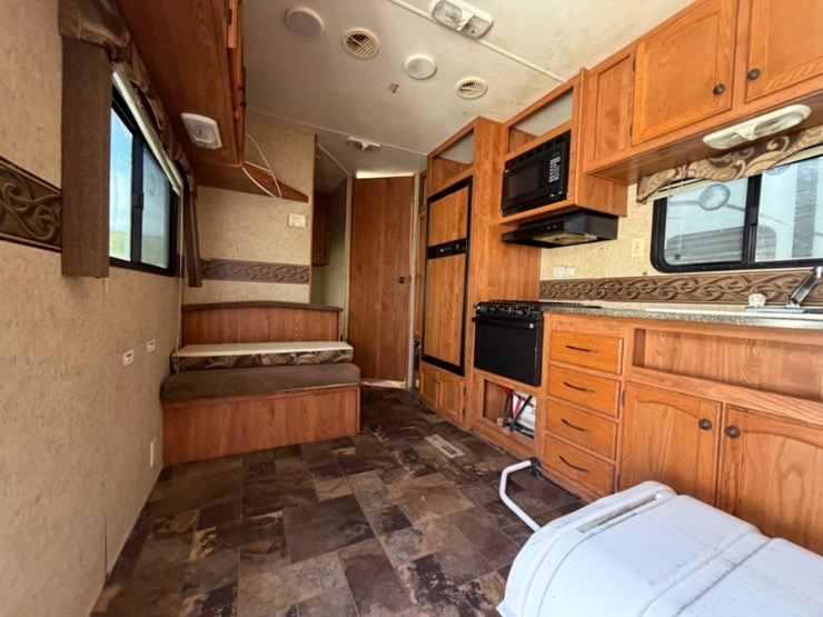 2011-heartland-north-country-travel-trailer-image-8