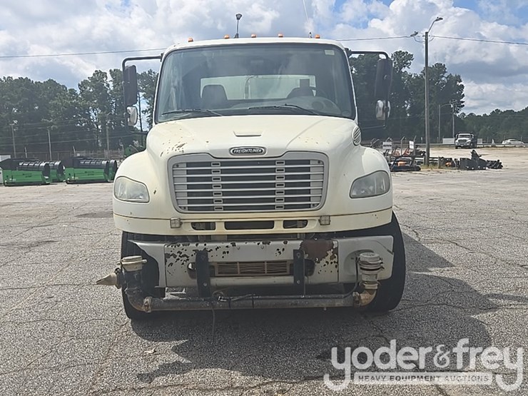 2013-freightliner-m2-106-image-8