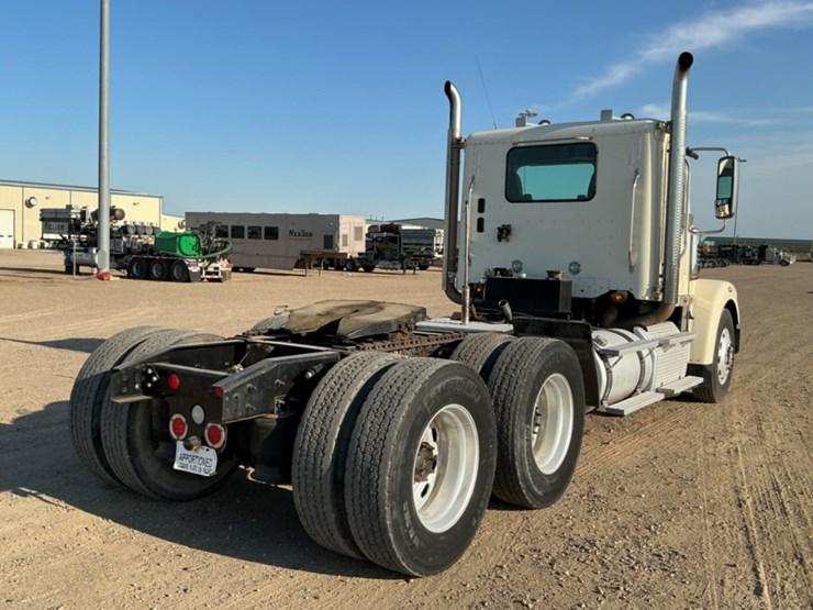 2015-freightliner-coronado-122-sd-image-5