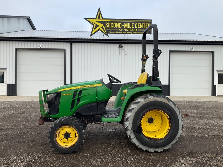 john-deere-3038e-image-2