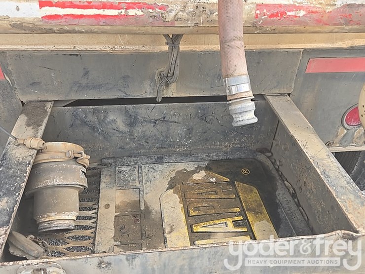 2013-freightliner-m2-106-image-26