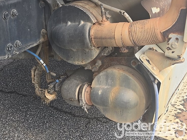 2013-freightliner-m2-106-image-34
