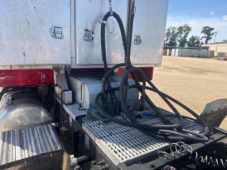2021-peterbilt-389-image-8