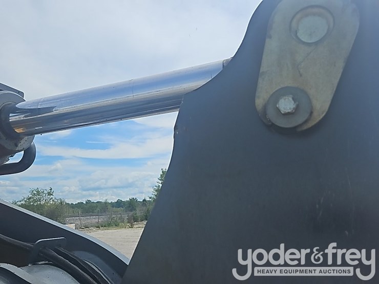 2014-deere-624k-image-22