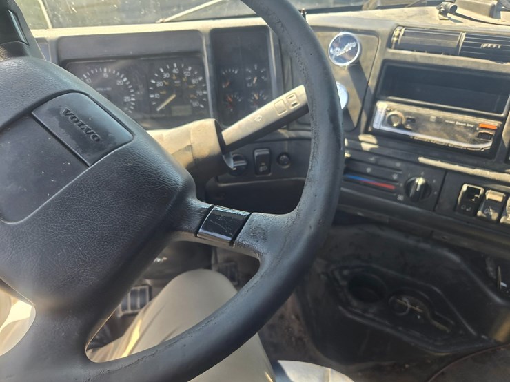 1999-volvo-vn-image-66