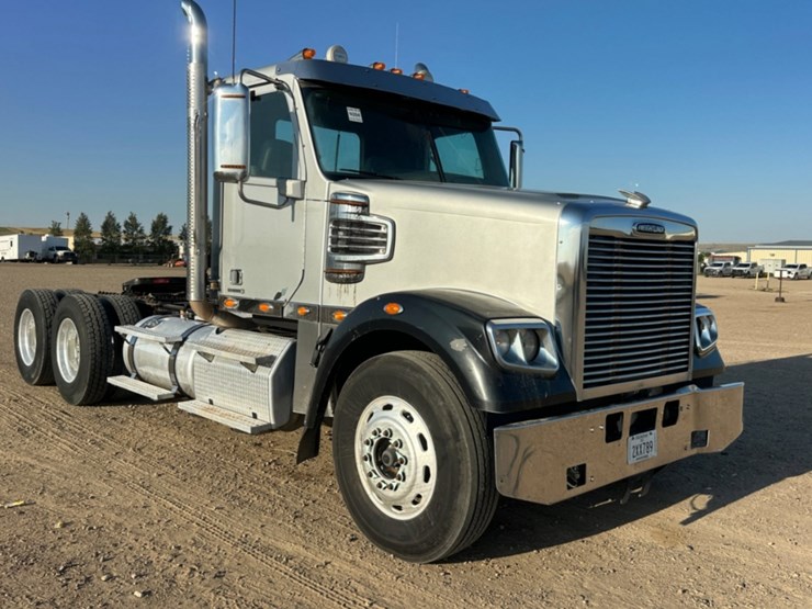 2013-freightliner-coronado-122-sd-image-3